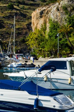La Herradura, İspanya - 26 Mayıs 2018 A güzel marina lüks yatların ve motorlu tekneler içinde turistik sahil kasaba, La Herradura