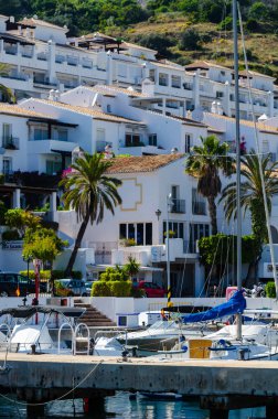 La Herradura, İspanya - 26 Mayıs 2018 A güzel marina lüks yatların ve motorlu tekneler içinde turistik sahil kasaba, La Herradura