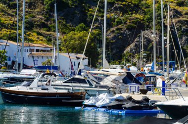 La Herradura, İspanya - 26 Mayıs 2018 A güzel marina lüks yatların ve motorlu tekneler içinde turistik sahil kasaba, La Herradura