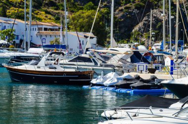 La Herradura, İspanya - 26 Mayıs 2018 A güzel marina lüks yatların ve motorlu tekneler içinde turistik sahil kasaba, La Herradura