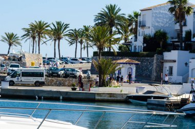 La Herradura, İspanya - 26 Mayıs 2018 A güzel marina lüks yatların ve motorlu tekneler içinde turistik sahil kasaba, La Herradura