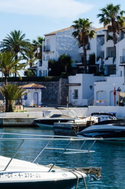 La Herradura, İspanya - 26 Mayıs 2018 A güzel marina lüks yatların ve motorlu tekneler içinde turistik sahil kasaba, La Herradura