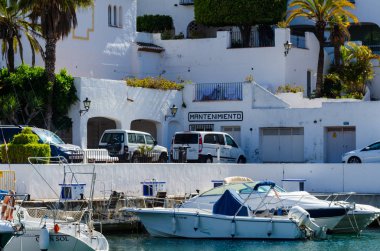 La Herradura, İspanya - 26 Mayıs 2018 A güzel marina lüks yatların ve motorlu tekneler içinde turistik sahil kasaba, La Herradura