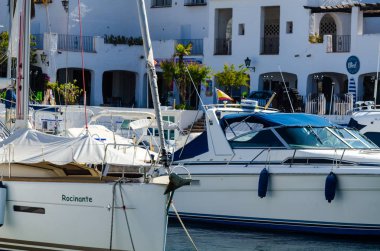 La Herradura, İspanya - 26 Mayıs 2018 A güzel marina lüks yatların ve motorlu tekneler içinde turistik sahil kasaba, La Herradura