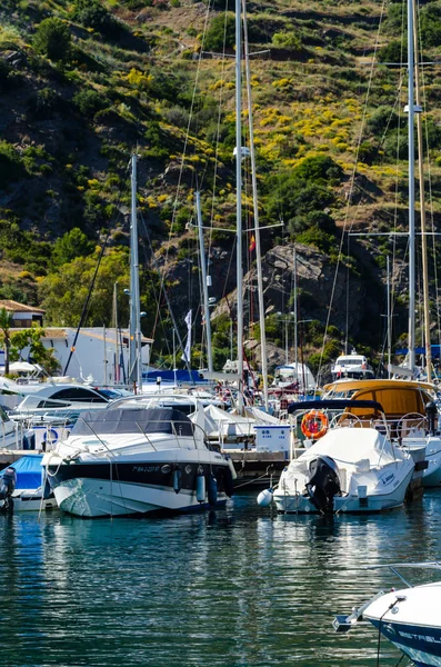エランドゥーラ スペイン 贅沢なヨットやモーター ボートで観光海辺の町のラ エラドゥーラの美しいマリーナを 2018 — ストック写真