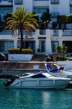 La Herradura, İspanya - 26 Mayıs 2018 A güzel marina lüks yatların ve motorlu tekneler içinde turistik sahil kasaba, La Herradura