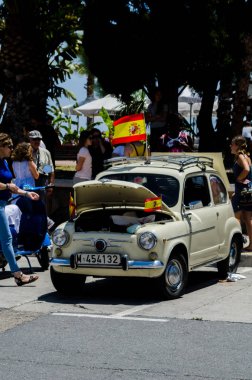 Torre Del Mar, İspanya - 3 Haziran 2018 eski antika arabalar bir sahil kasabası İspanya ziyaret turistler için verilen
