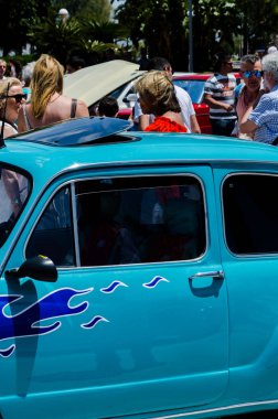 Torre Del Mar, İspanya - 3 Haziran 2018 eski antika arabalar bir sahil kasabası İspanya ziyaret turistler için verilen