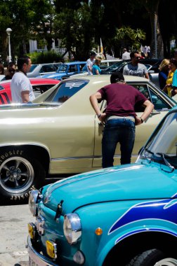 Torre Del Mar, İspanya - 3 Haziran 2018 eski antika arabalar bir sahil kasabası İspanya ziyaret turistler için verilen