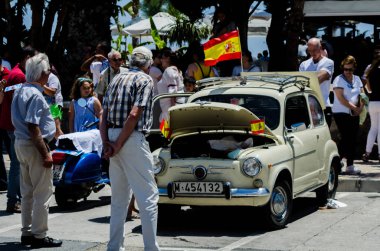 Torre Del Mar, İspanya - 3 Haziran 2018 eski antika arabalar bir sahil kasabası İspanya ziyaret turistler için verilen