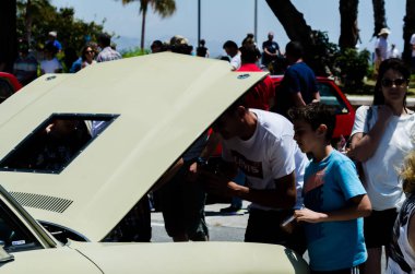 Torre Del Mar, İspanya - 3 Haziran 2018 eski antika arabalar bir sahil kasabası İspanya ziyaret turistler için verilen