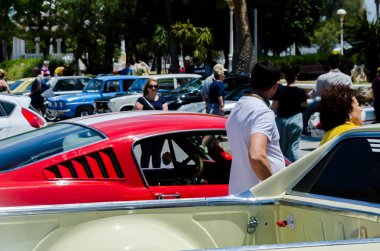 Torre Del Mar, İspanya - 3 Haziran 2018 eski antika arabalar bir sahil kasabası İspanya ziyaret turistler için verilen