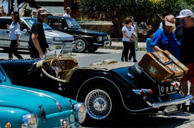 Torre Del Mar, İspanya - 3 Haziran 2018 eski antika arabalar bir sahil kasabası İspanya ziyaret turistler için verilen