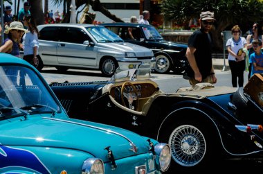 Torre Del Mar, İspanya - 3 Haziran 2018 eski antika arabalar bir sahil kasabası İspanya ziyaret turistler için verilen