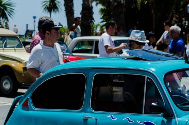 Torre Del Mar, İspanya - 3 Haziran 2018 eski antika arabalar bir sahil kasabası İspanya ziyaret turistler için verilen