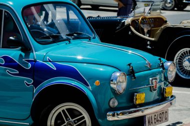 Torre Del Mar, İspanya - 3 Haziran 2018 eski antika arabalar bir sahil kasabası İspanya ziyaret turistler için verilen