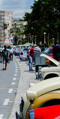 Torre Del Mar, İspanya - 3 Haziran 2018 eski antika arabalar bir sahil kasabası İspanya ziyaret turistler için verilen
