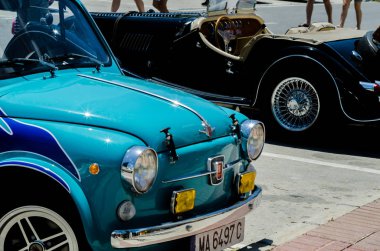 Torre Del Mar, İspanya - 3 Haziran 2018 eski antika arabalar bir sahil kasabası İspanya ziyaret turistler için verilen