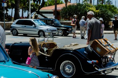 Torre Del Mar, İspanya - 3 Haziran 2018 eski antika arabalar bir sahil kasabası İspanya ziyaret turistler için verilen