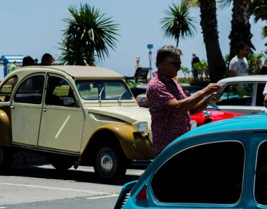 Torre Del Mar, İspanya - 3 Haziran 2018 eski antika arabalar bir sahil kasabası İspanya ziyaret turistler için verilen
