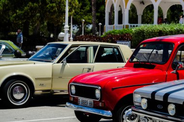 Torre Del Mar, İspanya - 3 Haziran 2018 eski antika arabalar bir sahil kasabası İspanya ziyaret turistler için verilen