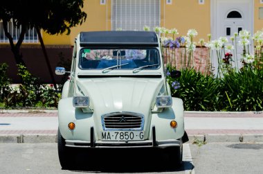 Torre Del Mar, İspanya - 3 Haziran 2018 eski antika arabalar bir sahil kasabası İspanya ziyaret turistler için verilen