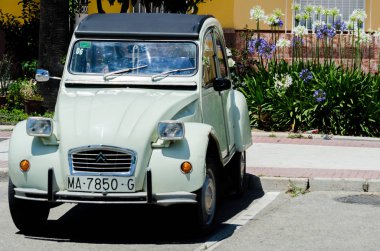 Torre Del Mar, İspanya - 3 Haziran 2018 eski antika arabalar bir sahil kasabası İspanya ziyaret turistler için verilen