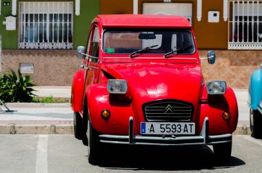 Torre Del Mar, İspanya - 3 Haziran 2018 eski antika arabalar bir sahil kasabası İspanya ziyaret turistler için verilen