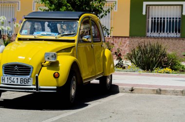 Torre Del Mar, İspanya - 3 Haziran 2018 eski antika arabalar bir sahil kasabası İspanya ziyaret turistler için verilen
