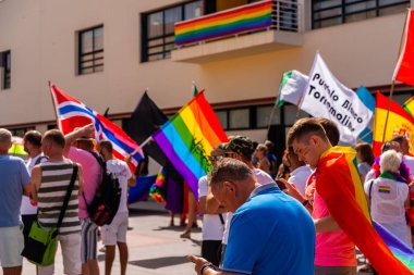 Torremolinos, İspanya - 2 Haziran 2018 Lgbt Mart eşitlik ve hoşgörü Andalucia bir kıyı kasabasında tanıtımı