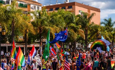 Torremolinos, İspanya - 2 Haziran 2018 Lgbt Mart eşitlik ve hoşgörü Andalucia bir kıyı kasabasında tanıtımı