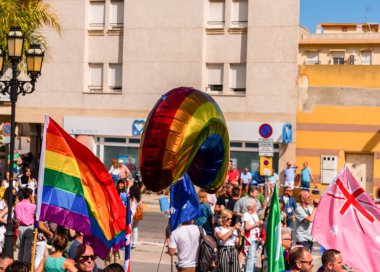 Torremolinos, İspanya - 2 Haziran 2018 Lgbt Mart eşitlik ve hoşgörü Andalucia bir kıyı kasabasında tanıtımı