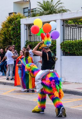 Torremolinos, İspanya - 2 Haziran 2018 Lgbt Mart eşitlik ve hoşgörü Andalucia bir kıyı kasabasında tanıtımı