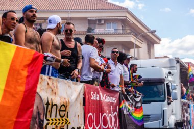 Torremolinos, İspanya - 2 Haziran 2018 Lgbt Mart eşitlik ve hoşgörü Andalucia bir kıyı kasabasında tanıtımı