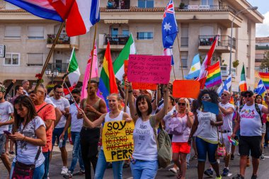 Torremolinos, İspanya - 2 Haziran 2018 Lgbt Mart eşitlik ve hoşgörü Andalucia bir kıyı kasabasında tanıtımı