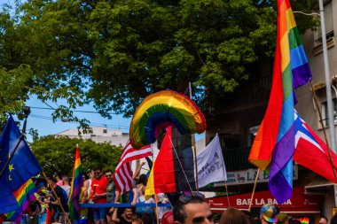 Torremolinos, İspanya - 2 Haziran 2018 Lgbt Mart eşitlik ve hoşgörü Andalucia bir kıyı kasabasında tanıtımı