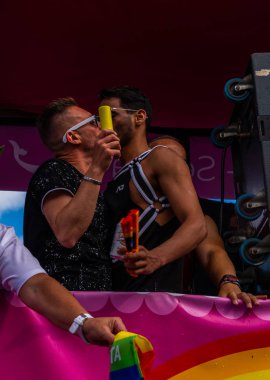 Torremolinos, İspanya - 2 Haziran 2018 Lgbt Mart eşitlik ve hoşgörü Andalucia bir kıyı kasabasında tanıtımı