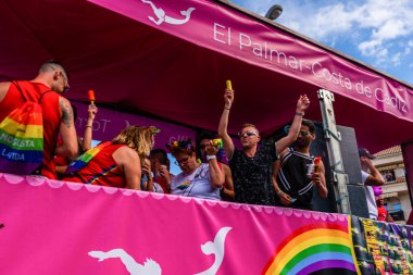 Torremolinos, İspanya - 2 Haziran 2018 Lgbt Mart eşitlik ve hoşgörü Andalucia bir kıyı kasabasında tanıtımı