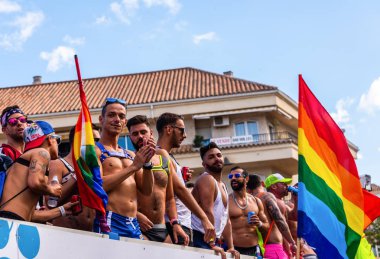 Torremolinos, İspanya - 2 Haziran 2018 Lgbt Mart eşitlik ve hoşgörü Andalucia bir kıyı kasabasında tanıtımı