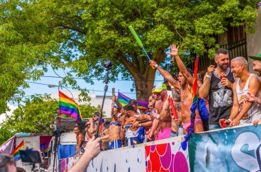 Torremolinos, İspanya - 2 Haziran 2018 Lgbt Mart eşitlik ve hoşgörü Andalucia bir kıyı kasabasında tanıtımı