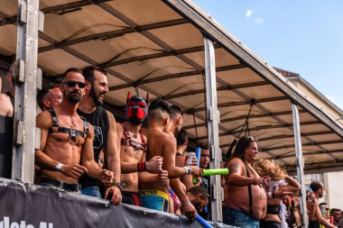 Torremolinos, İspanya - 2 Haziran 2018 Lgbt Mart eşitlik ve hoşgörü Andalucia bir kıyı kasabasında tanıtımı