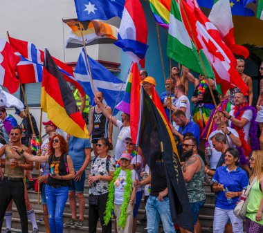 Torremolinos, İspanya - 2 Haziran 2018 Lgbt Mart eşitlik ve hoşgörü Andalucia bir kıyı kasabasında tanıtımı
