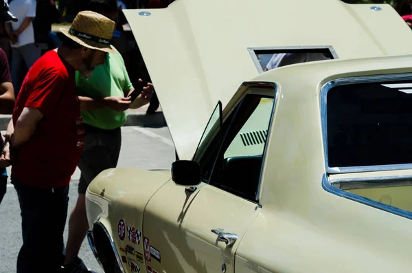 Torre Del Mar, İspanya - 3 Haziran 2018 eski antika arabalar bir sahil kasabası İspanya ziyaret turistler için verilen