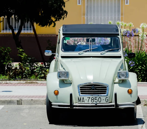 トッレ マール スペイン 2018 日スペインの海辺の町を訪れる観光客に発行された古いアンティークの車 — ストック写真