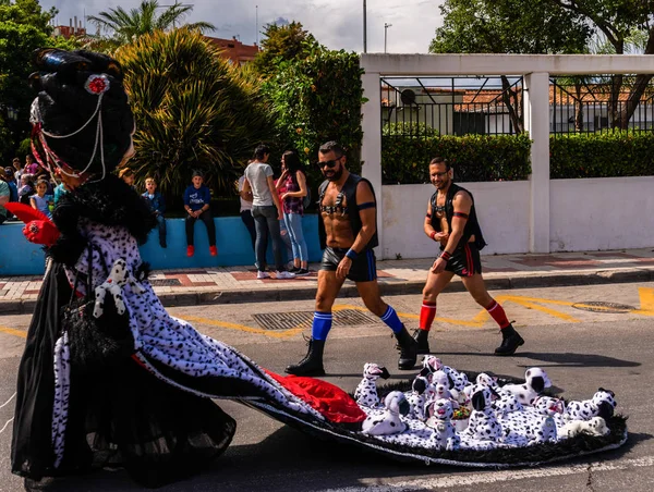 Torremolinos, İspanya - 2 Haziran 2018 Lgbt Mart eşitlik ve hoşgörü Andalucia bir kıyı kasabasında tanıtımı