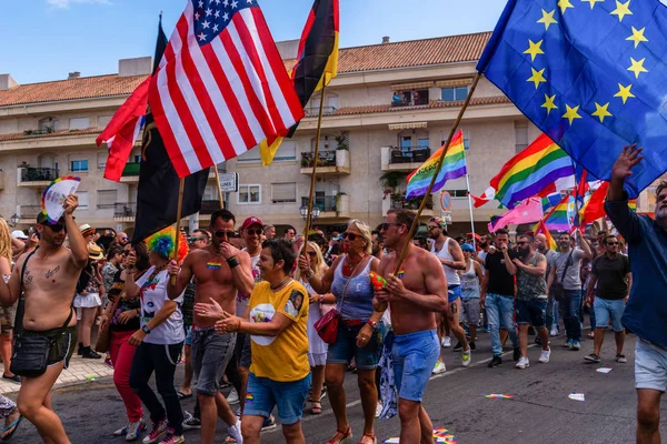 Torremolinos, İspanya - 2 Haziran 2018 Lgbt Mart eşitlik ve hoşgörü Andalucia bir kıyı kasabasında tanıtımı