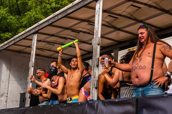 Torremolinos, İspanya - 2 Haziran 2018 Lgbt Mart eşitlik ve hoşgörü Andalucia bir kıyı kasabasında tanıtımı