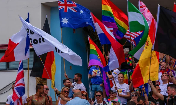 Torremolinos, İspanya - 2 Haziran 2018 Lgbt Mart eşitlik ve hoşgörü Andalucia bir kıyı kasabasında tanıtımı