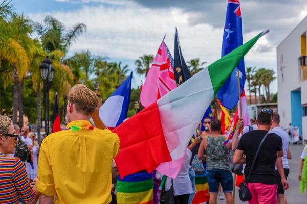 Torremolinos, İspanya - 2 Haziran 2018 Lgbt Mart eşitlik ve hoşgörü Andalucia bir kıyı kasabasında tanıtımı