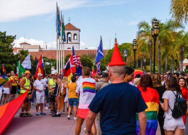 Torremolinos, İspanya - 2 Haziran 2018 Lgbt Mart eşitlik ve hoşgörü Andalucia bir kıyı kasabasında tanıtımı